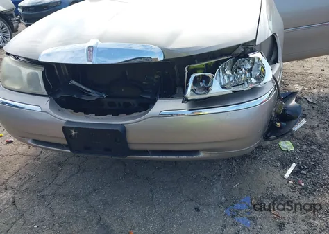 2001 Lincoln Town Car Signature from USA, damaged, VIN 1LNHM82W81Y611688